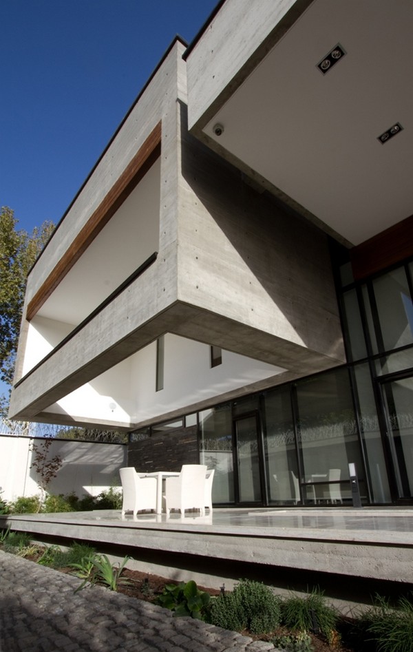 brutalism-villa-kiani-in-iran-007
