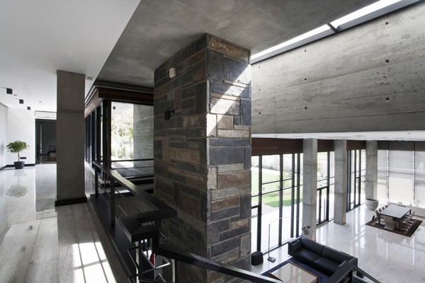 brutalism-villa-kiani-in-iran-013