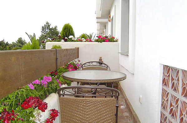 decorating-a-small-balcony-004