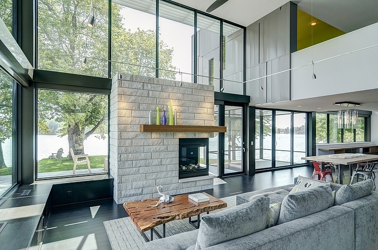 Дизайн интерьера резиденции: каменный камин в гостиной