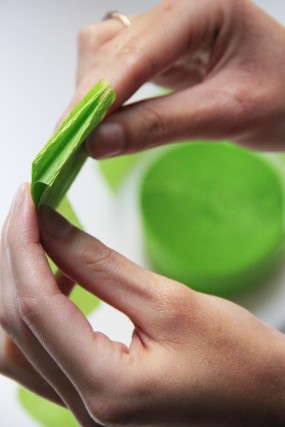 diy-green-shamrock-garland-06