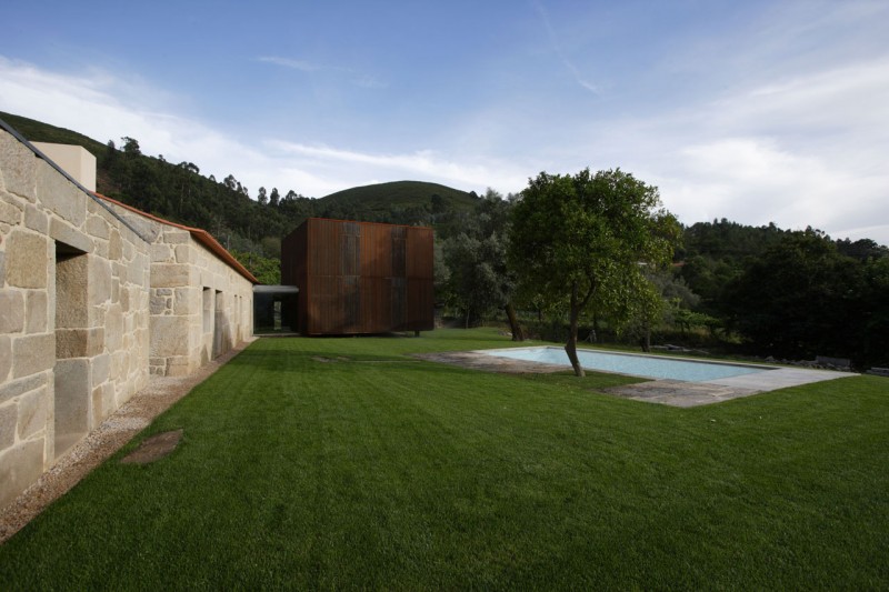 house-in-sequeiros-by-topos-atelier-de-arquitectura-01