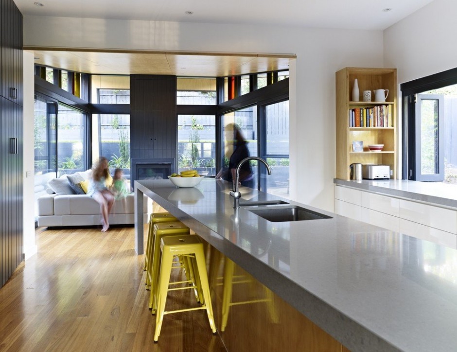Детали интерьера Kew-House: высокие стулья в кухне