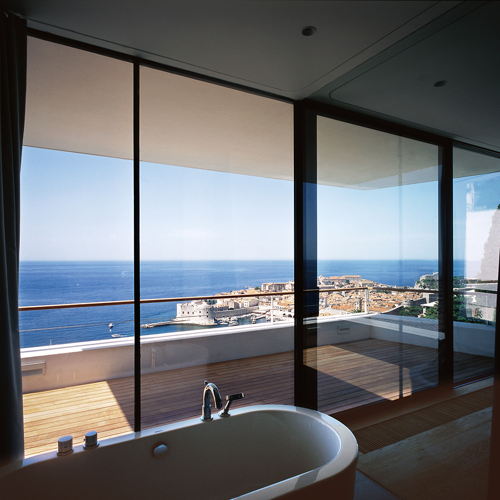 Ванная комната с панорамным видом на море и город