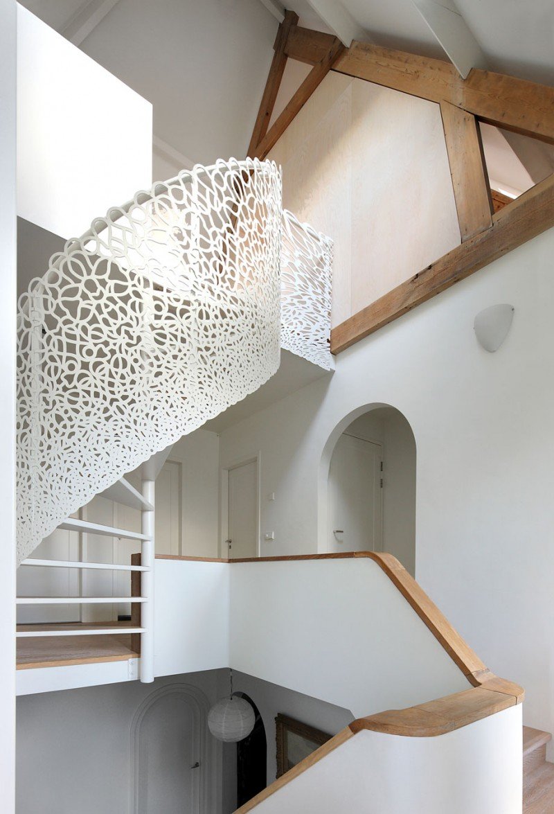 Кружевные перила лестницы в интерьере дома
