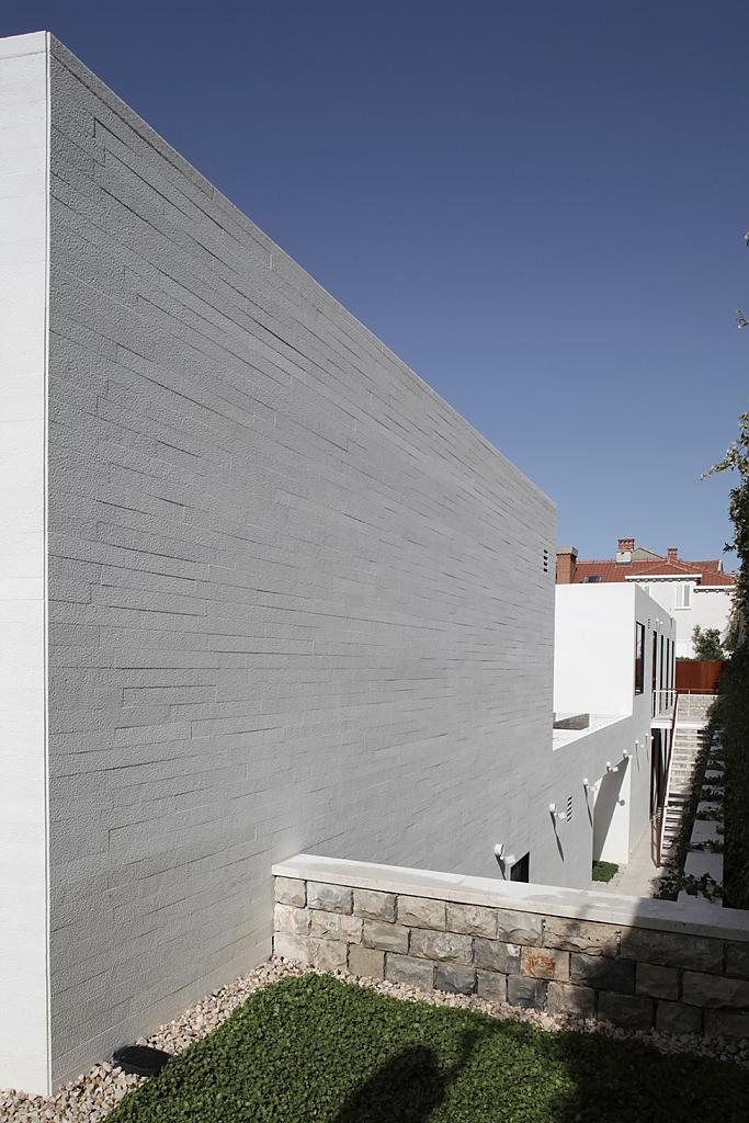 Белая стена дома крупным планом