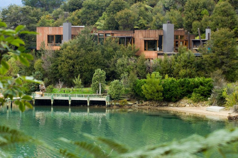 Особняк Waterfall Bay House среди экзотической зелени