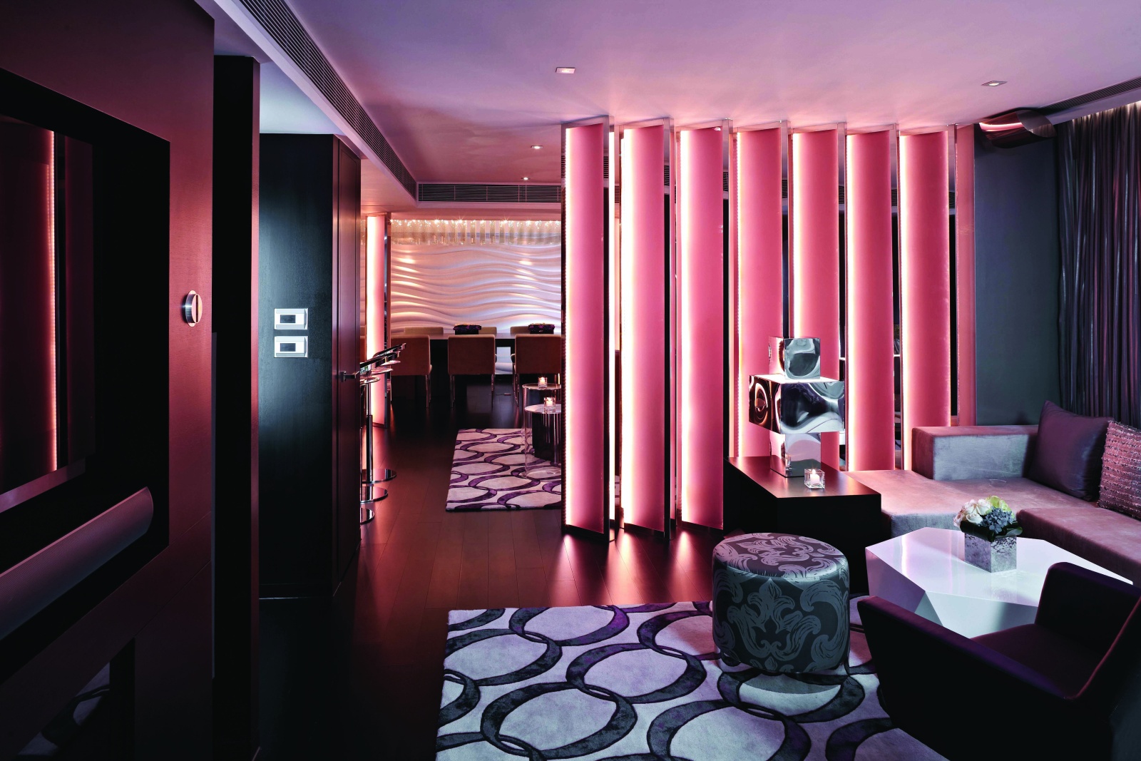 Футуристический дизайн интерьера отеля Mira Hotel в Гонконге