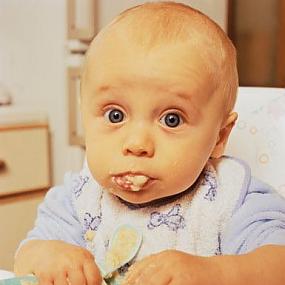Когда Ваш малыш стал кушать самостоятельно?