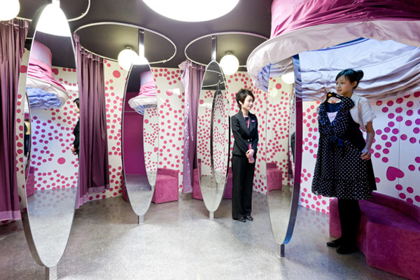 worlds-largest-barbie-store-03