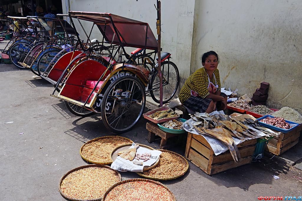 Уличные рынки, палатки.