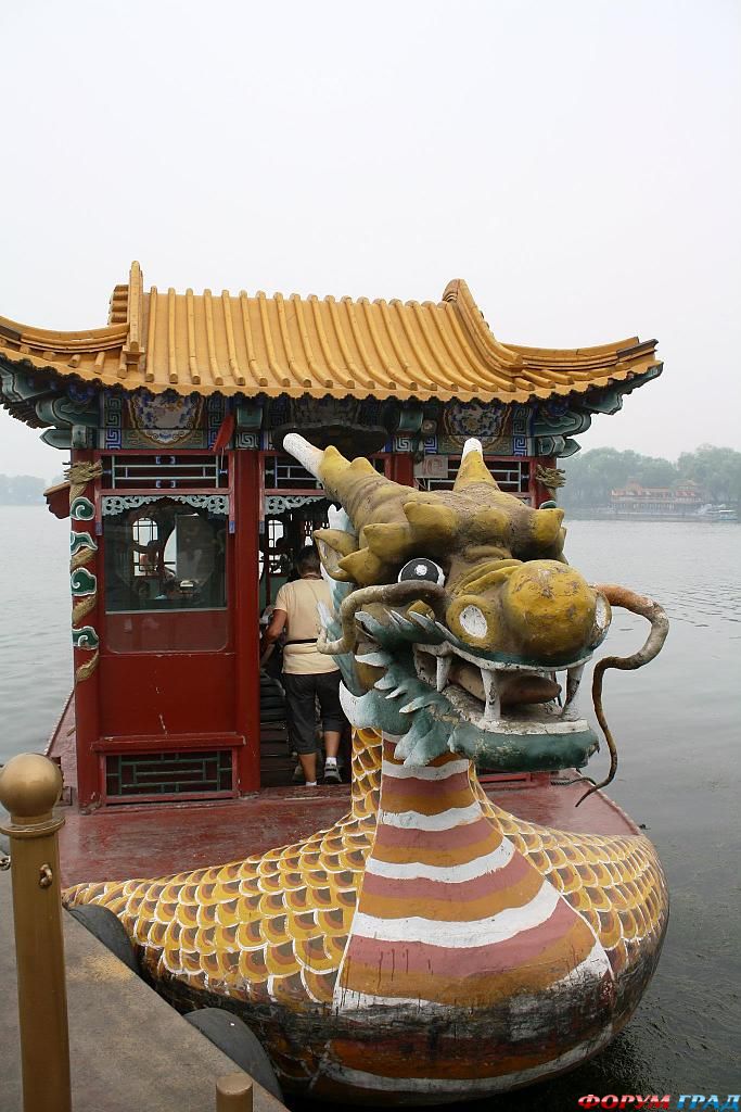 dragon-boat-at-the-summer-palace-in-beijing-china-70563550