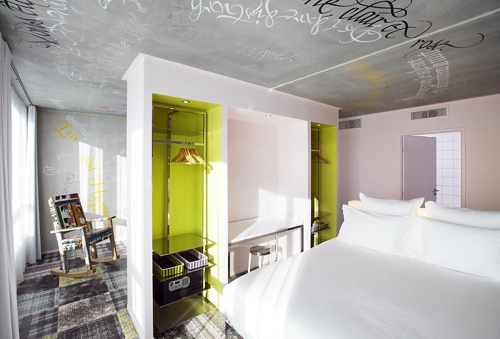 Эксцентричный интерьер отеля Mama Shelter от дизайнера Philippe Starck в Марселе, Франция