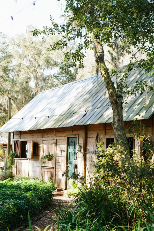 romantic-barn-wedding-with-vintage-and-glam-touches-02