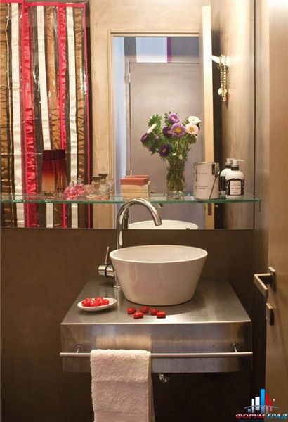 fantasy-young-ladies-in-small-apartment1-7