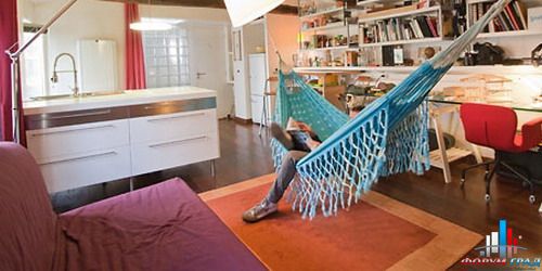 fantasy-young-ladies-in-small-apartment2