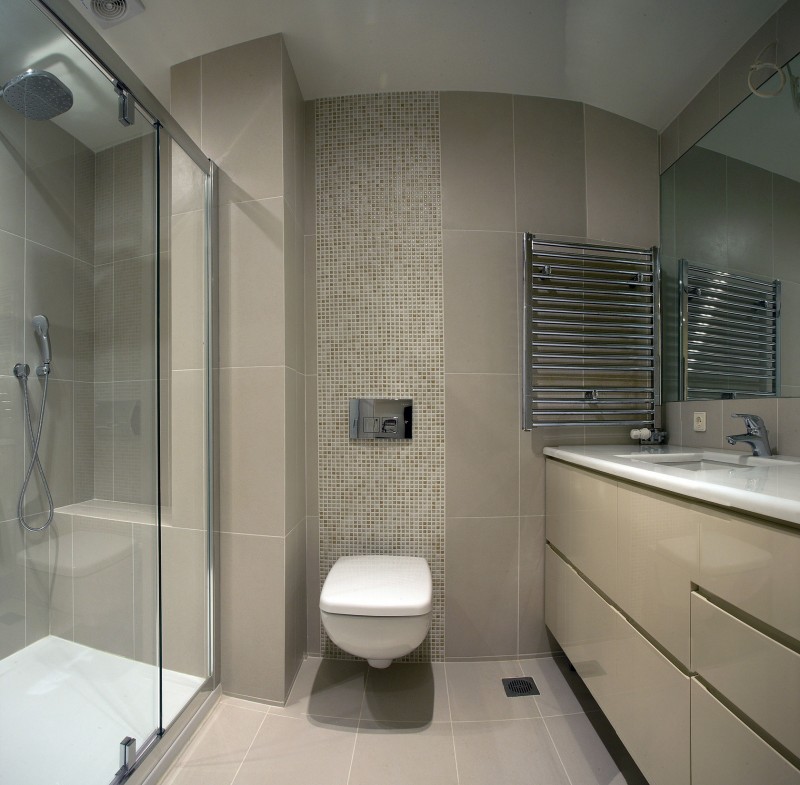 Ванная комната с душевой кабиной и прозрачной перегородкой