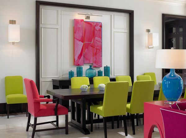 Colorful-contemporary-living-space-in-fuchsia