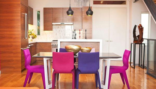 Colorful-contemporary-living-space-in-fuchsia