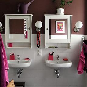 Colorful-contemporary-living-space-in-fuchsia