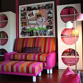 Colorful-contemporary-living-space-in-fuchsia