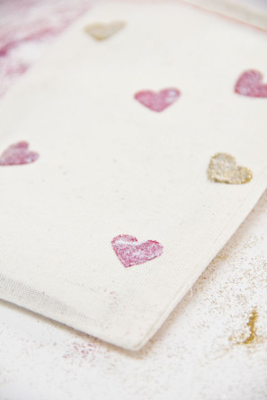 DIY-Glitter-Heart-Bags