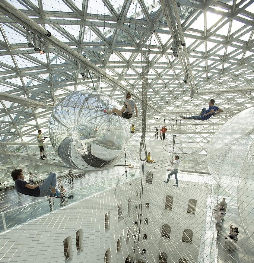 tomas-saraceno-in-orbit-installation-at-k21-standehaus