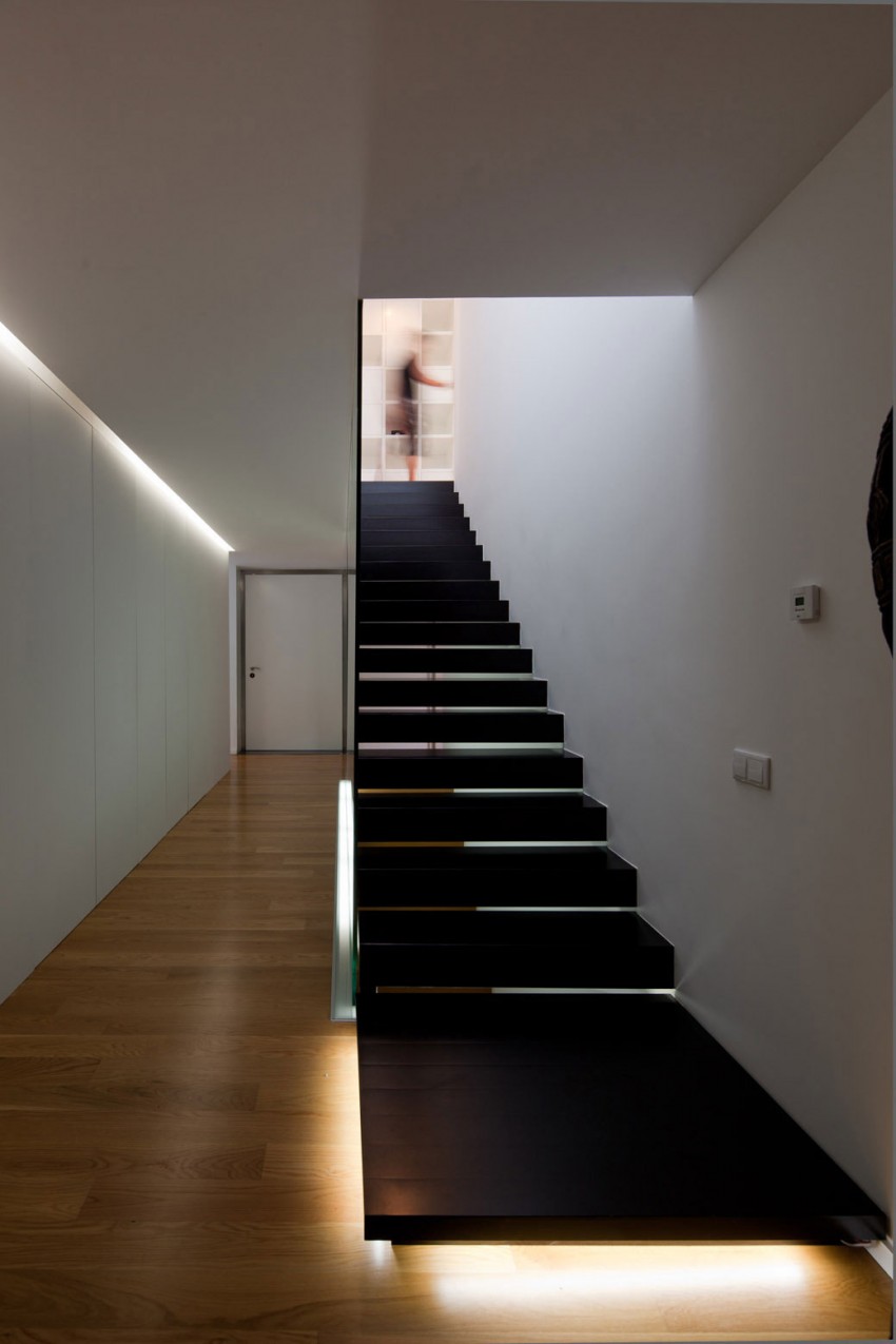 Дом Fabio Coentrao в Португалии. Лестница на второй этаж