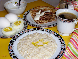 На завтрак каша с отварным яйцом и блинчиком