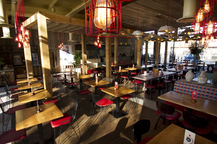 nandos-restaurant-by-b3-designers-leigh-02