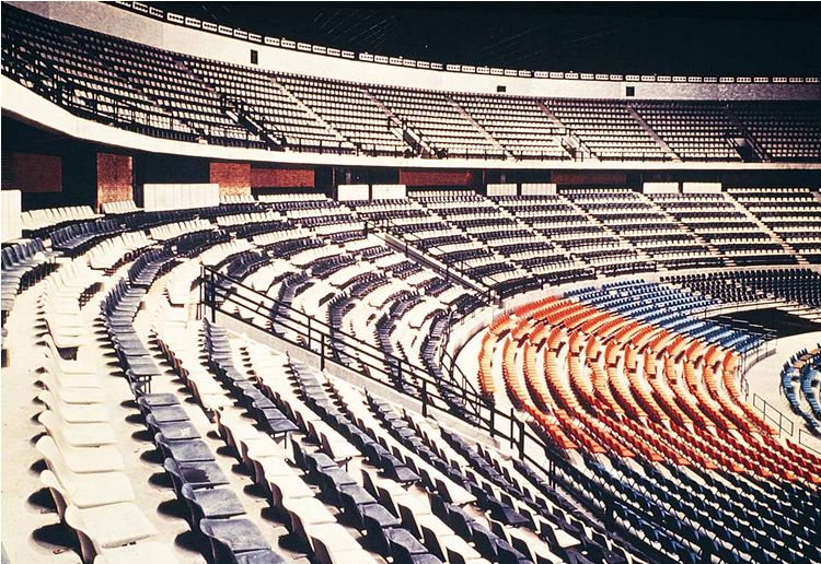 Робин Дей. Полипропиленовый стул на Олимпийском стадионе в Мехико, 1968