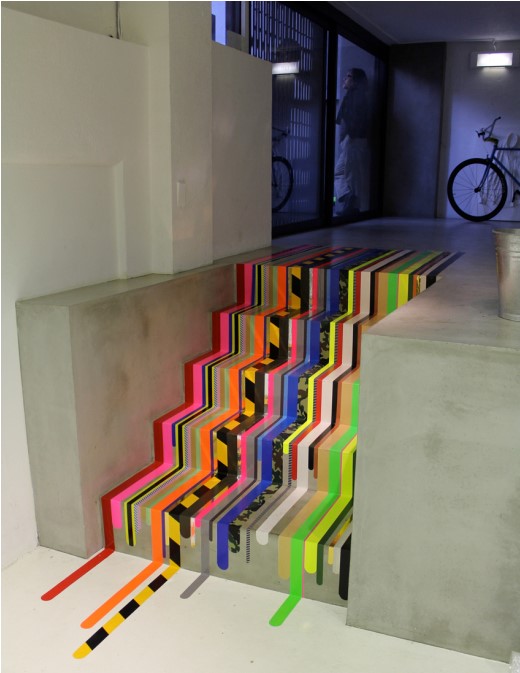 Паскаль Энсон. Применение цветной виниловой ленты для оформления лестницы