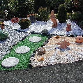 beautiful-decorate-garden-stones-02