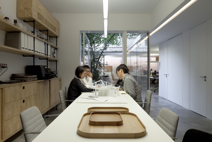 around-tree-office-09