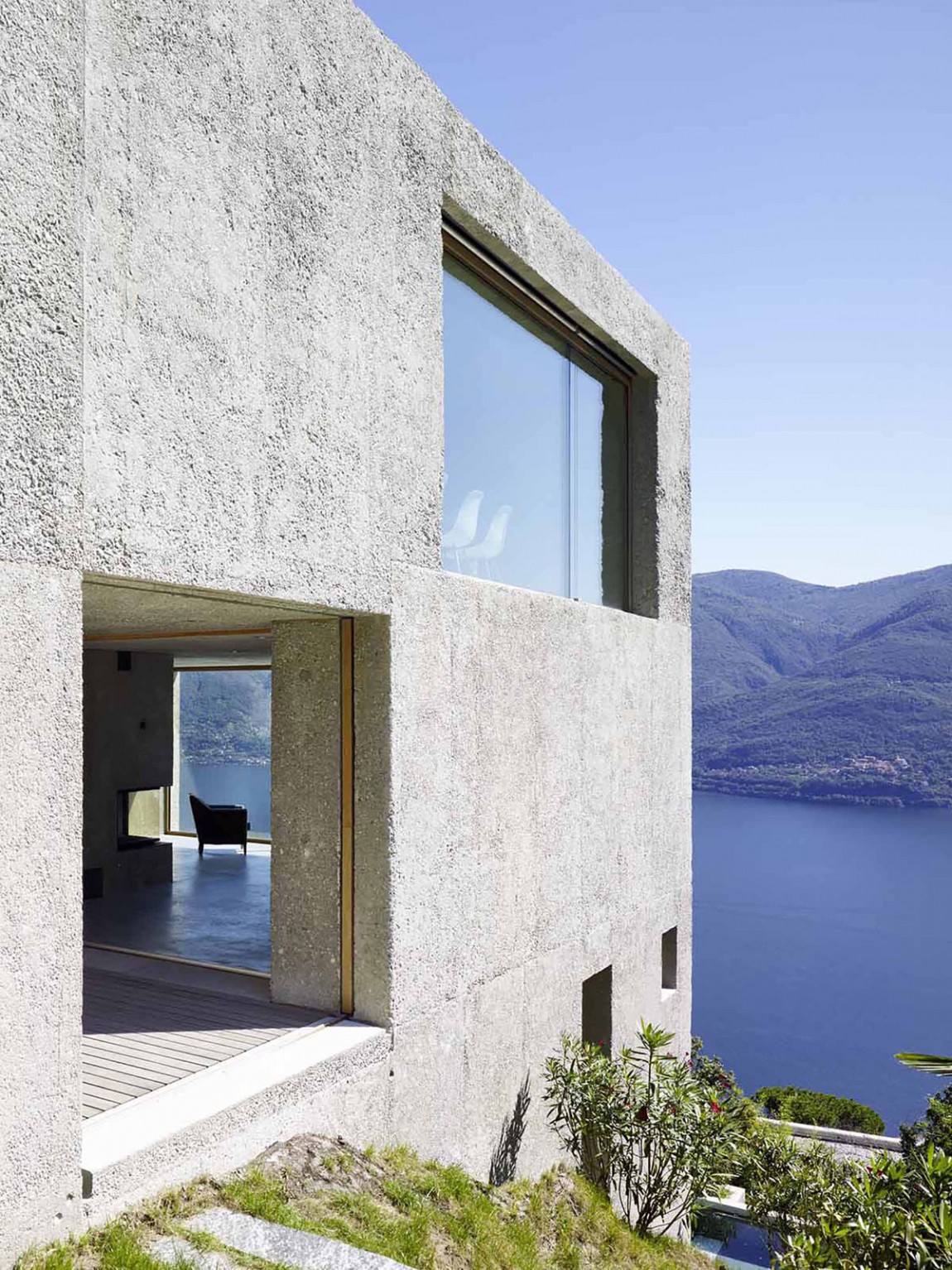 Окна дома из бетона в Бриссаго, Швейцария