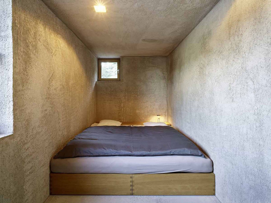 Небольшая спальня в бетонном доме