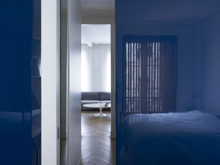 Синие раздвижные двери апартаментов Rue Semard