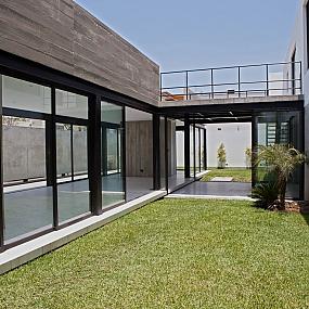 surrounded-house-lima-04