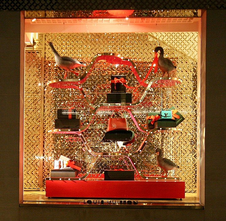 louis-vuitton-windows-winter-london-03