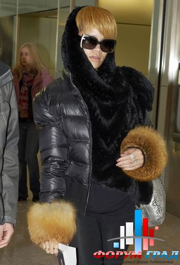 Rihanna-fur-cuffs-puffy-coat-heathrow-airport-06
