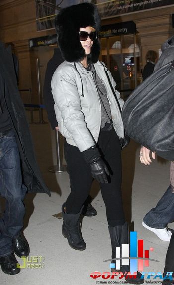 Rihanna-newspaper-print-pants-02