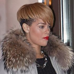 Rihanna-newspaper-print-pants-07