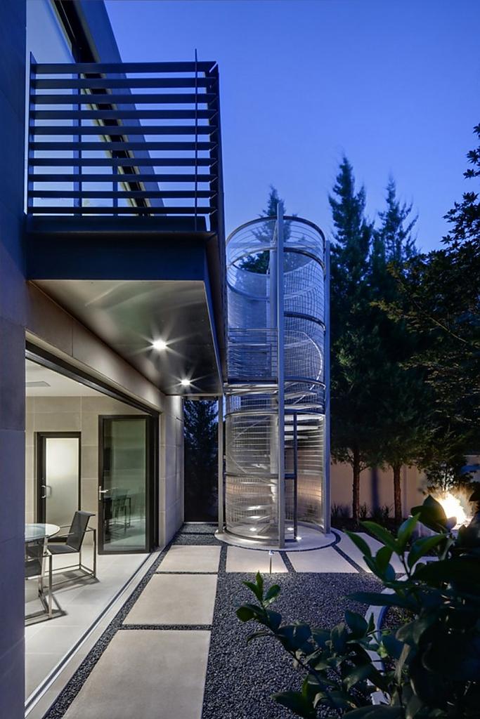 Частный жилой дом в Техасе со спиральной лестницей