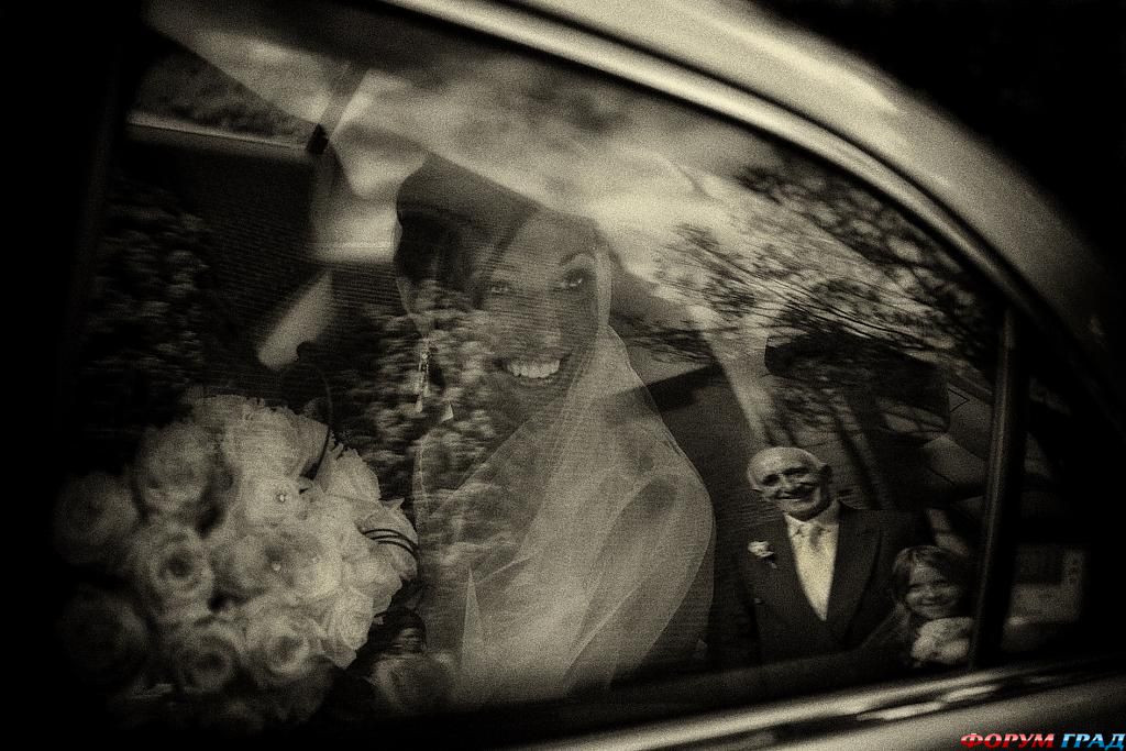 bride-is-arriving-in-the-car-her-father-is-looking-at-her