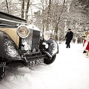 car-and-bridesmaids-in-the-snow