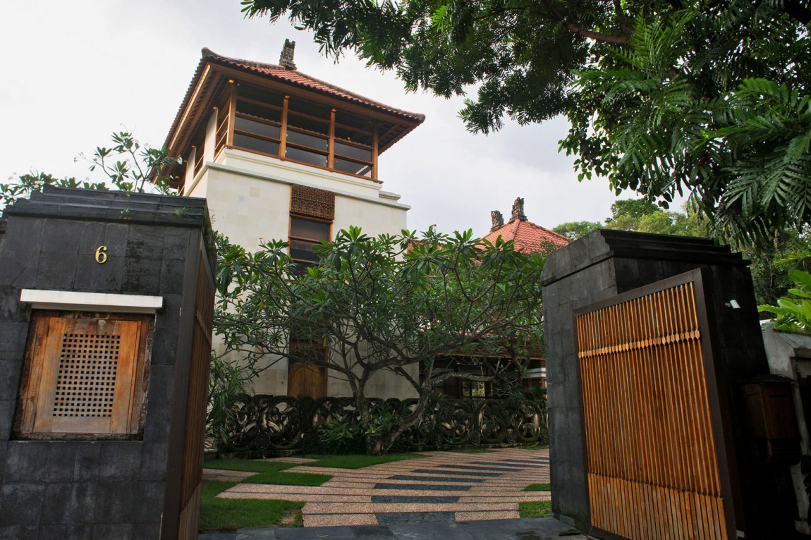 a-bungalow-in-teak-and-stone-01