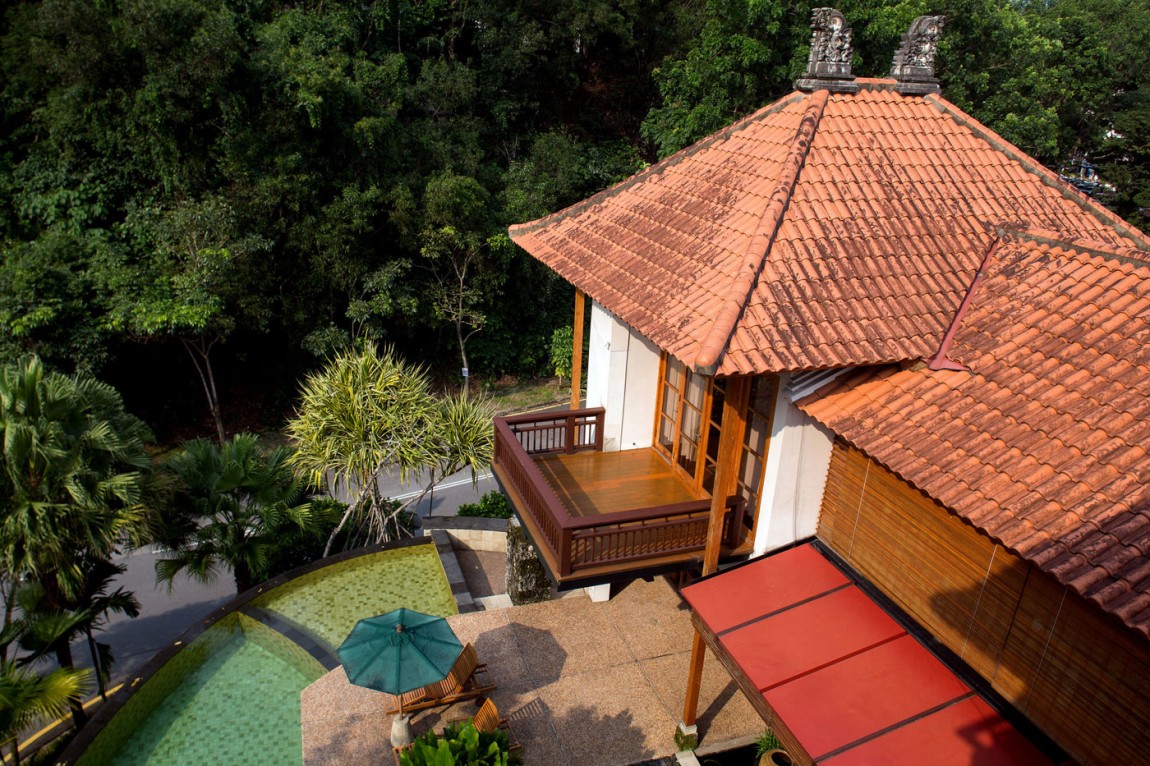 a-bungalow-in-teak-and-stone-02