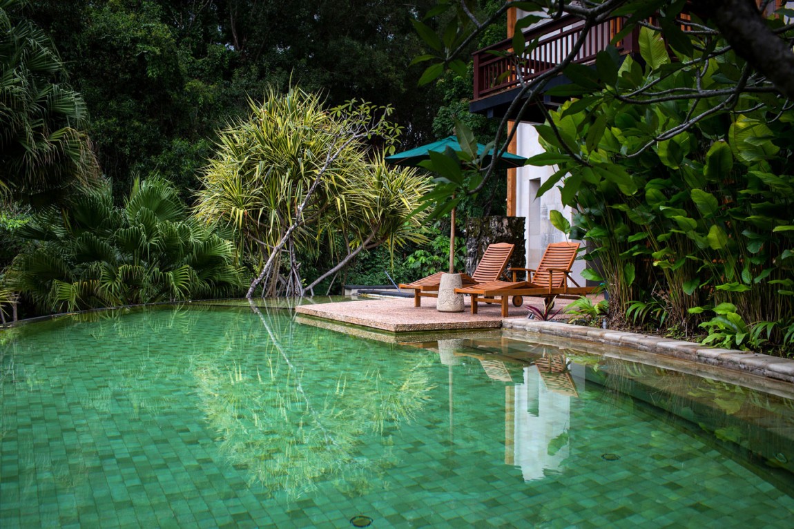 a-bungalow-in-teak-and-stone-03