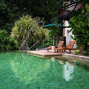 a-bungalow-in-teak-and-stone-03