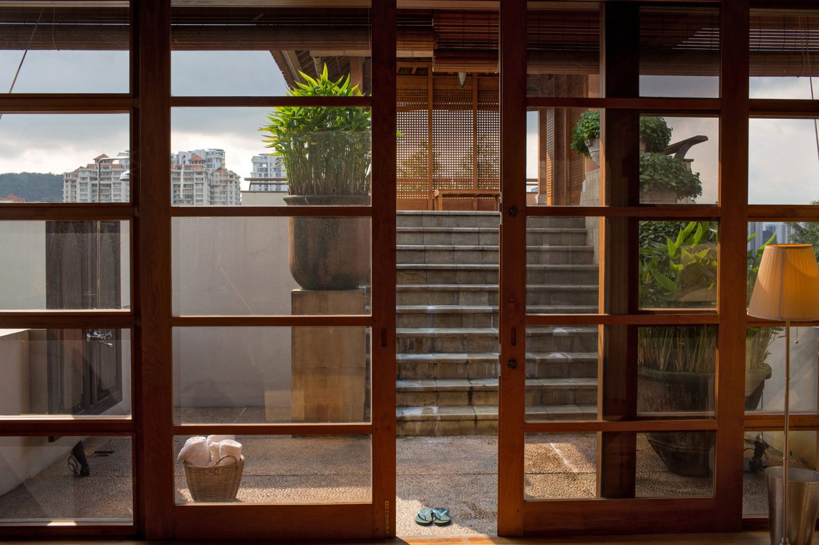 a-bungalow-in-teak-and-stone-04